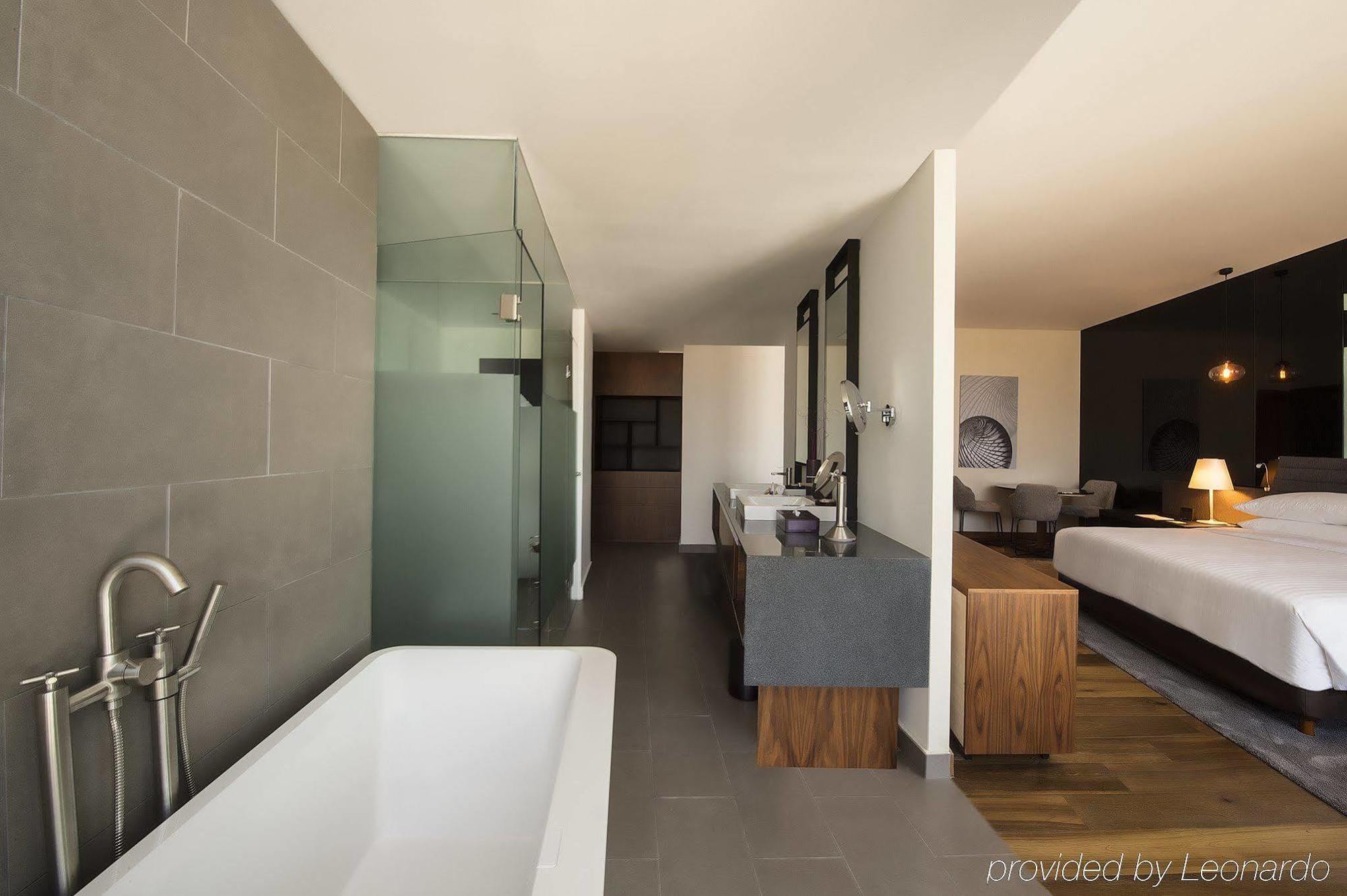 Fiesta Americana Monterrey Pabellon M. Exterior photo A bathroom at the Hotel